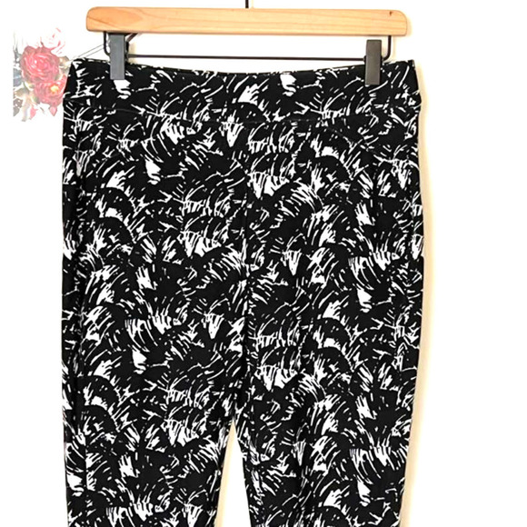 CHICO'S SIZE 0 XS/4 TRAVELERS BLACK & WHITE SLIM LEG KNIT PANTS - Picture 6 of 7